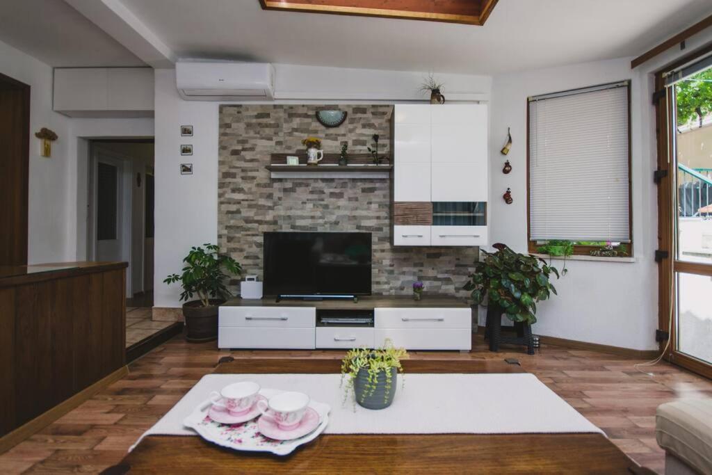 Marjan Hill 3-Br Apt,5 Guests Private Garden Near Beach Σπλιτ Εξωτερικό φωτογραφία