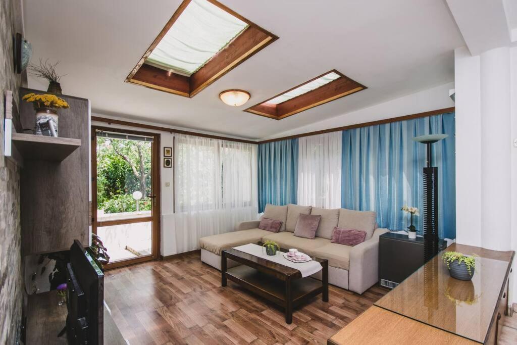 Marjan Hill 3-Br Apt,5 Guests Private Garden Near Beach Σπλιτ Εξωτερικό φωτογραφία