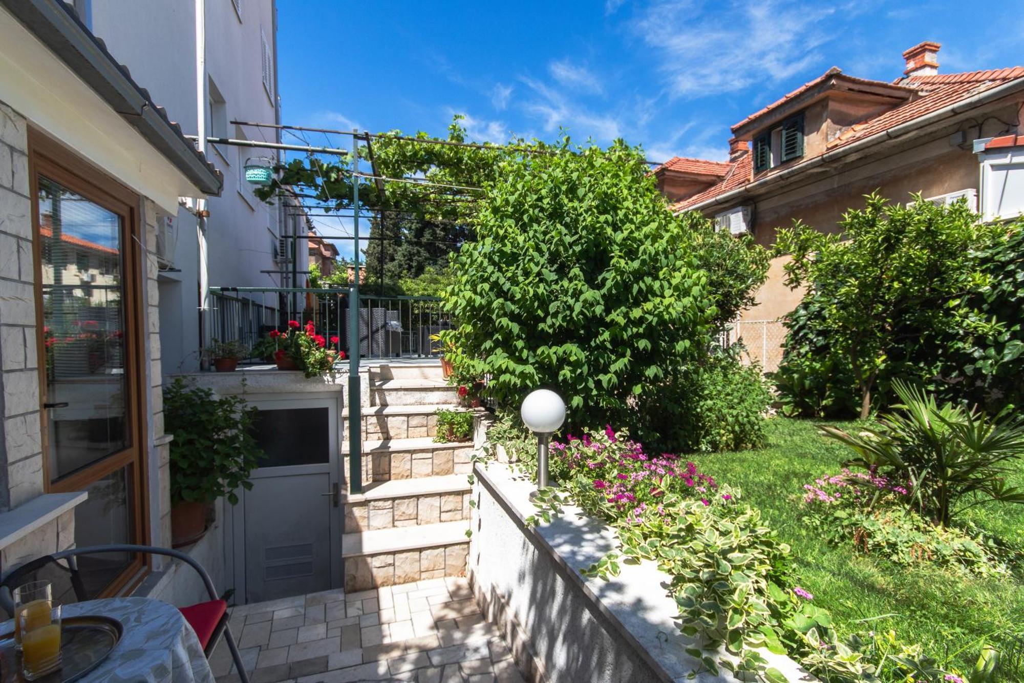 Marjan Hill 3-Br Apt,5 Guests Private Garden Near Beach Σπλιτ Εξωτερικό φωτογραφία